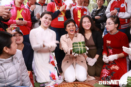 Ảnh: Hoa hậu H'hen Niê gói bánh chưng tặng trẻ em vùng cao Sơn La