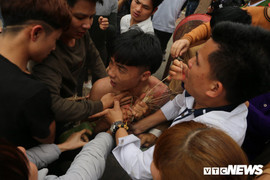 Ảnh: Hàng trăm thanh niên xâu xé, chen lấn cướp manh chiếu tại lễ hội Đúc Bụt