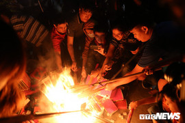 Ảnh: Cả làng đổ xô châm hương xin lửa cầu may ở Hà Nội