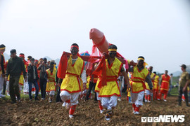 Ảnh: Hàng trăm người chen chân xem rước 'của quý khổng lồ' trong lễ hội Ná Nhèm 2019