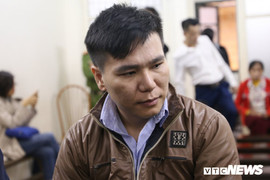 Xét xử ca sỹ Châu Việt Cường: Mẹ nạn nhân khóc nức nở mang di ảnh con đến tòa