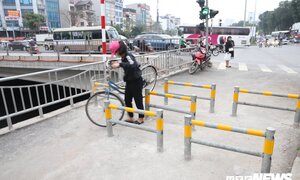 Người đi xe đạp toát mồ hôi hì hục vượt rào ở đường đi bộ dài nhất Thủ đô