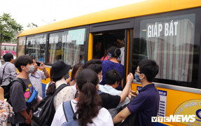 Ảnh: Người dân chen chân về quê nghỉ lễ Giỗ tổ Hùng Vương