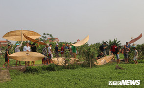 Ảnh: Người Hà Nội hồ hởi thả diều dưới cái nắng 41 độ C trong hội làng Bá Dương Nội