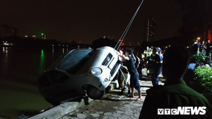 Hà Nội: Ô tô 4 chỗ lao thẳng xuống hồ Linh Đàm lúc nửa đêm