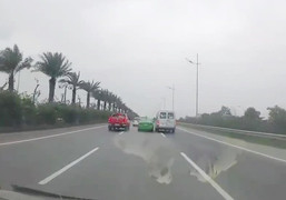 Phạt 7.5 triệu đồng, tước bằng lái 2 tài xế ô tô tạt đầu nhau trên đường ra sân bay