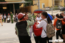 Ảnh: Thí sinh Hà Giang ôm nhau ăn mừng sau buổi thi Ngữ văn THPT Quốc gia