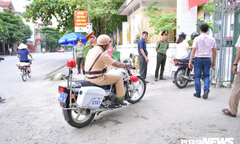 Ảnh: Cảnh sát Hà Giang dùng xe chuyên dụng hú còi 'hộ tống' thí sinh ngủ muộn đến điểm thi