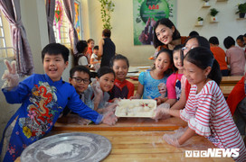 Ảnh: Học sinh Trường tiểu học Xuân Đỉnh hào hứng trải nghiệm làm bánh trung thu cùng cha mẹ