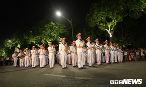 Ảnh: Dân Thủ đô say sưa trong tiếng nhạc của dàn kèn công an bên Hồ Gươm