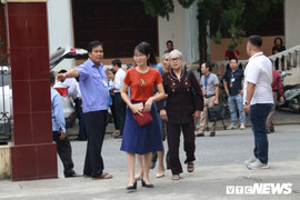 Ảnh: Hàng trăm người làm chứng có mặt tại buổi xét xử gian lận thi cử Hà Giang