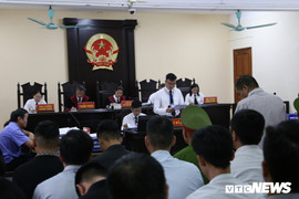 Hơn 100 người vắng mặt, tòa Hà Giang vẫn xét xử vụ gian lận thi cử