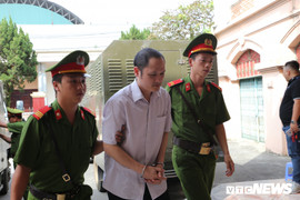 Vũ Trọng Lương đánh hẳn xe tải đến chở bài thi mang đi sửa, công an không hề hay biết