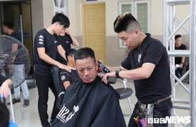 Ảnh: 500 tài xế xe khách được khám sức khỏe, cắt tóc miễn phí trong 'Ngày hội chăm sóc bác tài'