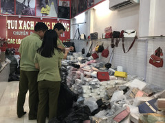 Đột nhập thủ phủ buôn túi xách giả nhãn hiệu Gucci, Chanel, Charles & Keith giá 30.000 đồng