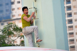 Nam thanh niên 'ngáo đá' leo cột điện cao thế 30m ở Hà Nội vì nghĩ bị đuổi đánh