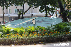 Cận cảnh chiếc đồng hồ Thụy Sĩ khổng lồ giá 20.000 USD nằm bất động bên Hồ Gươm