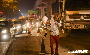 Ảnh: Công nhân dựng rào sữa chữa, đường Nguyễn Trãi tắc cứng trong đêm