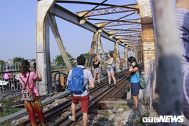 Ảnh: Bất chấp nguy hiểm, du khách leo vào đường sắt cầu Long Biên để 'check-in'