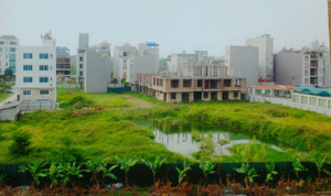 Nhóm người mặc sắc phục công an căng băng rôn đòi đất là cán bộ nghỉ hưu