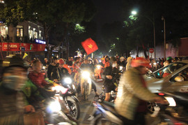 Ảnh: Vạn người đổ ra đường mừng chiến thắng của tuyển Việt Nam