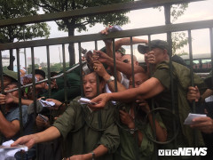 Ảnh: Thương binh leo rào, xô đẩy tranh vé trận Việt Nam - Thái Lan