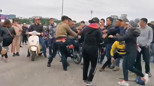 Dân phe đánh nhau tranh giành khách, thổi giá vé 12 triệu đồng/cặp trận Việt Nam vs Thái Lan