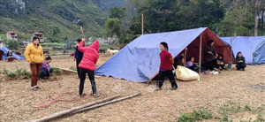 Lo sợ động đất, dân Cao Bằng dựng lều ngủ ngoài trời giữa đêm