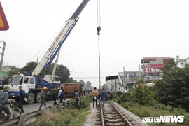Cố băng qua đường sắt ở Hà Nội, xe container bị tàu tông đứt đôi