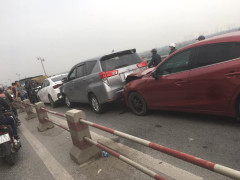 7 ô tô tông liên hoàn trên cầu Thanh Trì, giao thông tắc cứng