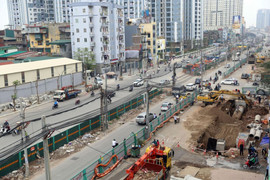 Thi công đường Vành đai 2 đoạn qua cầu Mai Động, các phương tiện đi lại thế nào?