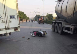 Hai mẹ con thương vong sau cú va chạm với xe tải ở Hà Nội