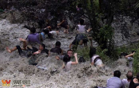 Video: Cận cảnh thủy triều kỳ quái cuốn bay người trên sông Tiền Đường