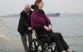 Thiếu nữ Thổ Nhĩ Kỳ cao đến mức không thể đứng