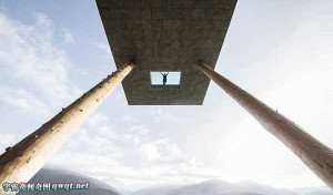 Thót tim xem bể bơi treo lơ lửng ở vách núi