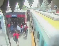 Tìm cách trốn vé, mẹ suýt để con bị tàu hỏa đâm trúng