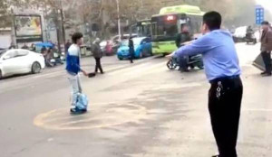 Bất mãn với xã hội, thanh niên cầm dao xông vào đồn cảnh sát gây sự