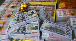 Nhóm lừa đảo đem 'tiền âm phủ' gửi ngân hàng rồi thản nhiên rút tiền thật ở ATM