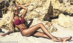 Quá gầy nhưng vẫn hút mỡ, người đẹp Nga nhận mưa 'gạch đá'