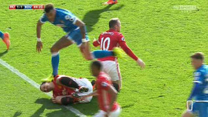 Ibrahimovic nguy cơ lỡ đại chiến Chelsea, Tyrone Mings chịu phạt nặng