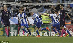 Thua sốc Deportivo, Barcelona hụt bước tới ngôi vô địch