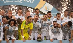 Thắng dễ Barca, Real Madrid hân hoan nâng cúp vô địch