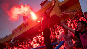 VFF xem xét dùng camera, công khai hình ảnh CĐV đốt pháo sáng