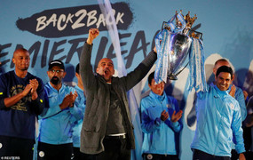 Man City thâu đêm ăn mừng chức vô địch Ngoại hạng Anh