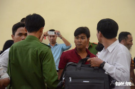 Người nhà đập phá, la hét khi tòa tuyên án bị cáo dâm ô khiến nữ sinh lớp 5 tự tử