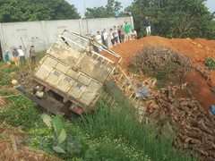 Xe tải đâm xe ba gác rồi lao xuống vực, 2 người chết tại chỗ