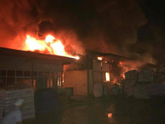 Cháy ngùn ngụt chợ Gạo Hưng Yên, hàng trăm người căng mình dập lửa