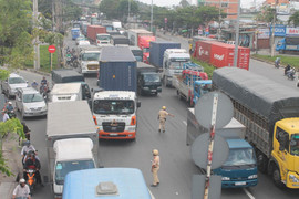 Chạy trong làn xe ô tô, người đàn ông đi xe máy bị container cán chết