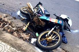 Xe khách kéo lê xe máy hơn 50m, 1 người chết tại chỗ