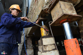 Ảnh: 'Thần đèn' nâng nhà thờ 5.500 tấn ở TP.HCM lên 2 m